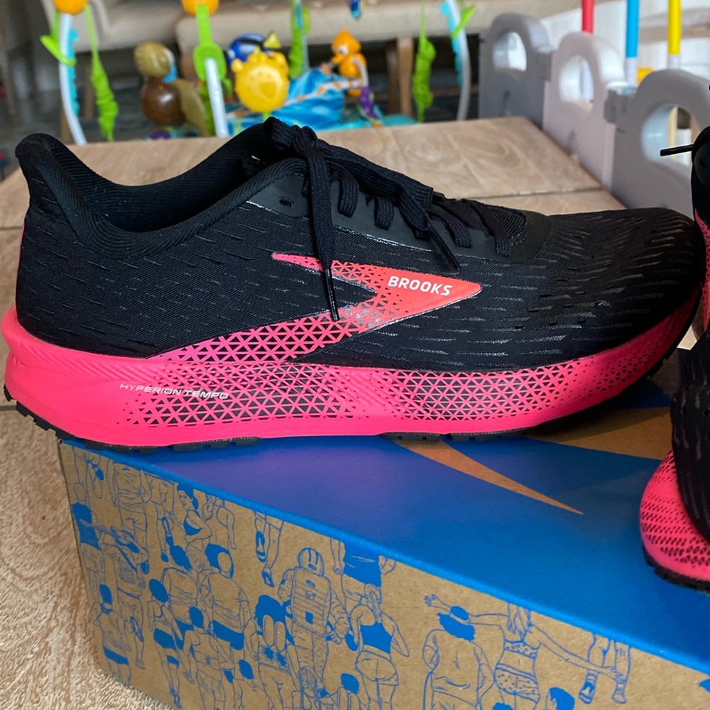 Women’s Brooks Hyperion Tempo size 10.5 pink and black